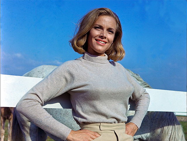 Онор Блэкман в роли Пусси Галор в фильме "Голдфингер" 1964 года Новый автор бондианы воскресит Пусси Галор (фото 1)