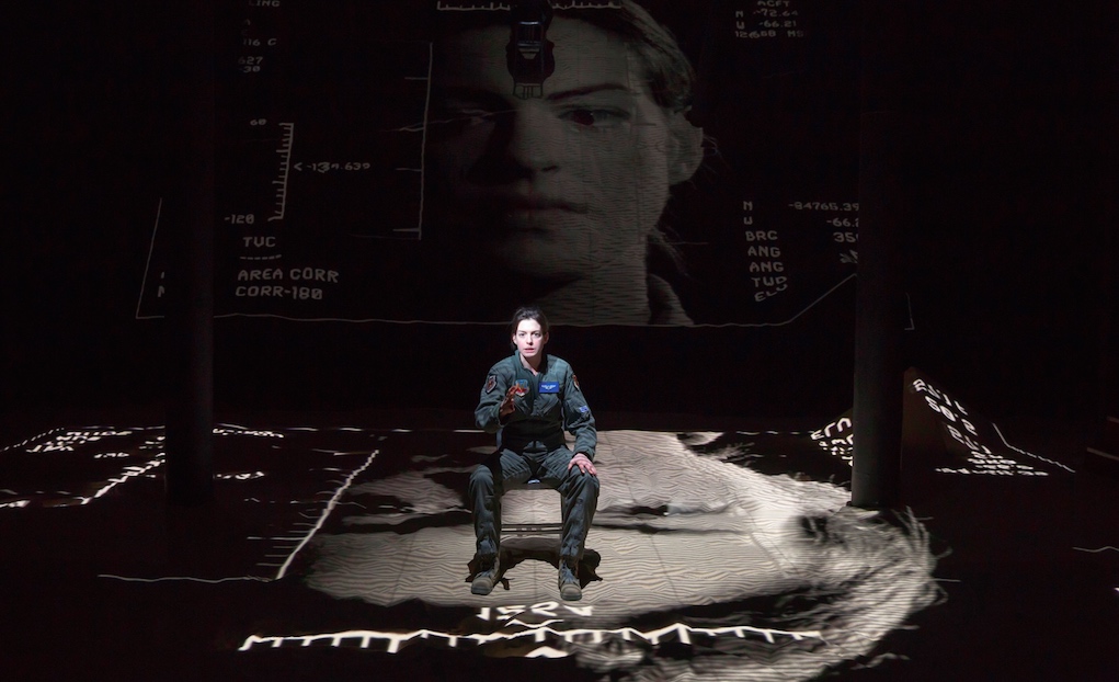 Энн Хэтэуэй возвращается на подмостки (фото 1)