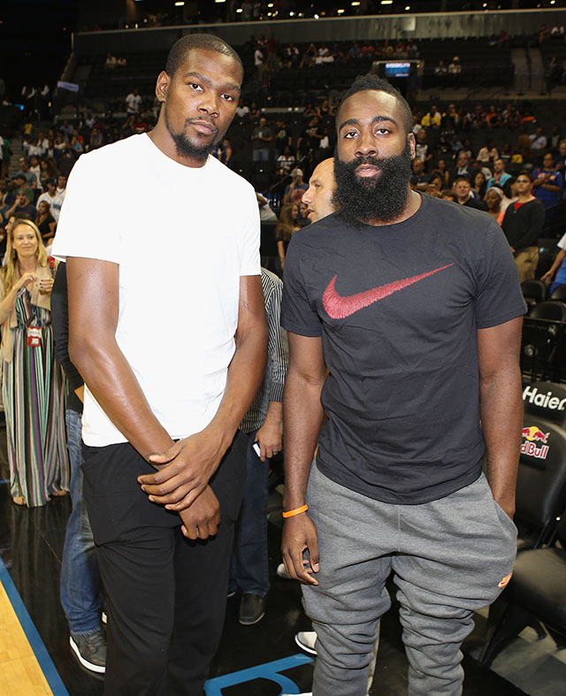 Рианна и Кара Делевинь на благотворительном баскетбольном матче (фото 5)