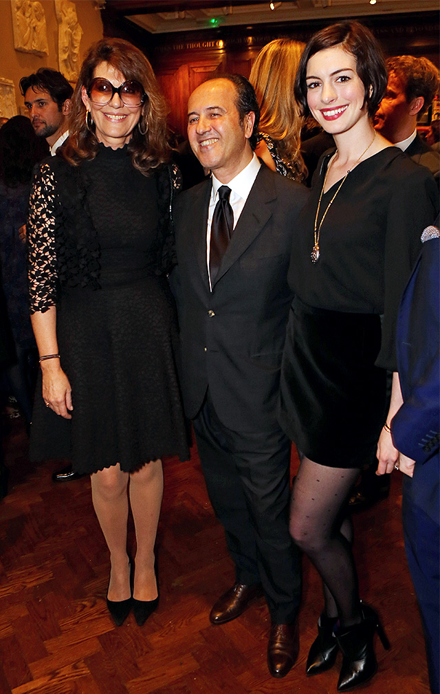 Проспер Ассулин, Мартина Ассулин и Энн Хэтэуэй Презентация новой книги Валентино Гаравани (фото 1)