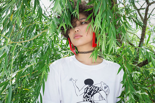 Футболка #GDEVERA, серьги Materiel Новые героини: Маша Захарова, художница и иллюстратор (фото 2)