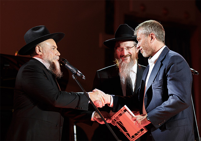 Основатель и генеральный директор Еврейского музея и Центра толерантности Александр Борода, главный раввин России Берл Лазар и Роман Абрамович Ежегодный гала-ужин эндаумент фонда Еврейского музея и Центра толерантности в Москве (фото 4)