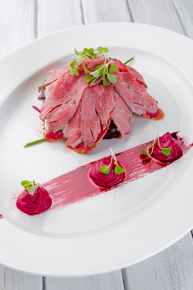 Салат с лондонским ростбифом и кремом из печеной свеклы Duran Bar: гастрономические открытия на Трехгорке (фото 3)