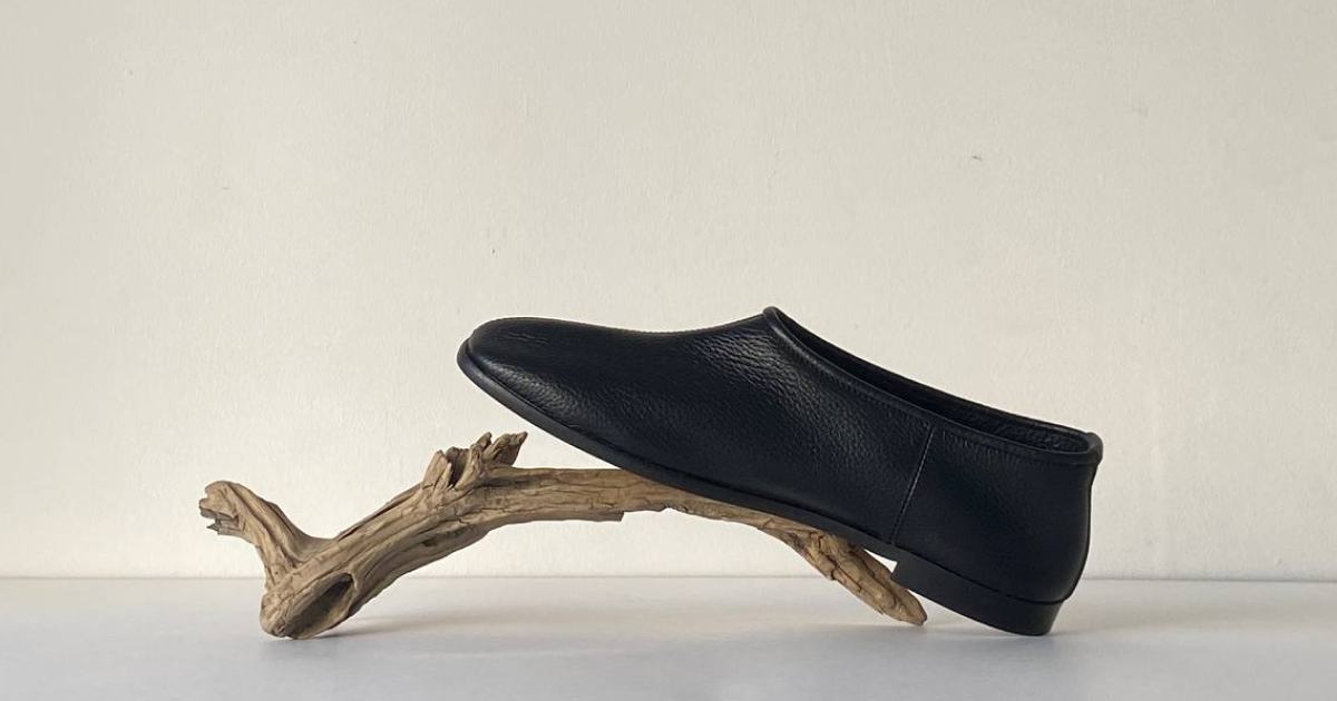 Приснилось потеря туфли. Потерянная обувь. Туфли женские замшевые на широкую ногу. Обувные бренды в черногории. Обувь римской империи.