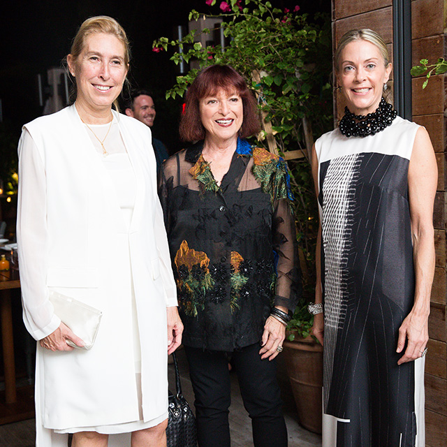 Лиза Филлипс, Тоби Льюис и Сью Хостетлер Гости ужина DKNY в Майами (фото 3)