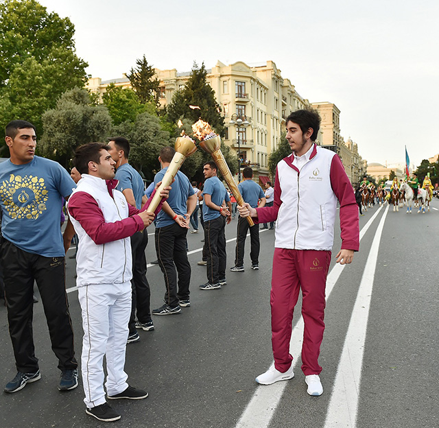В Баку пронесли факел первых Европейских игр (фото 3)
