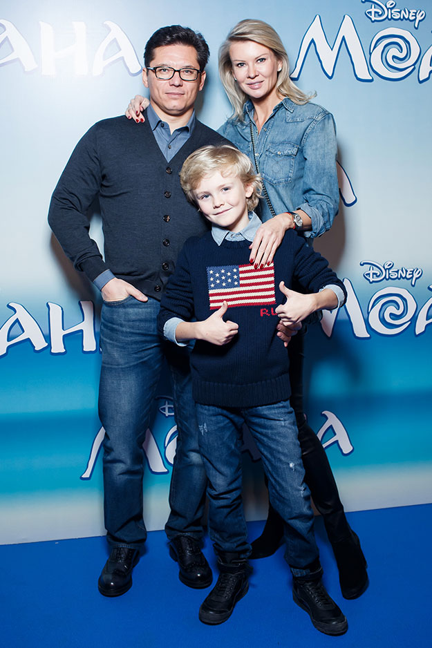 Антон и Виктория Борисевич с сыном Гости московской премьеры анимационного фильма Disney «Моана» (фото 9)