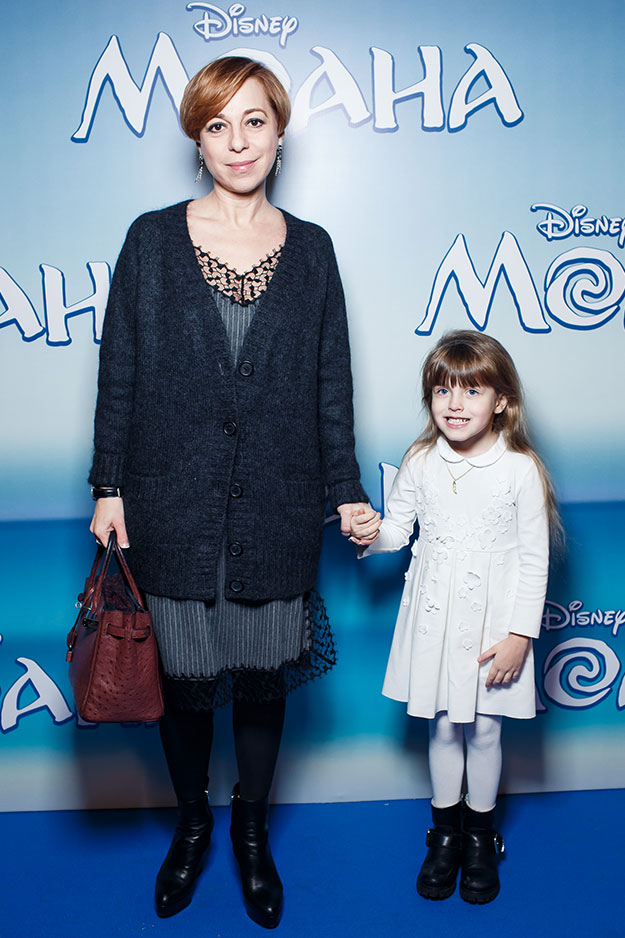 Марианна Максимовская с дочерью Гости московской премьеры анимационного фильма Disney «Моана» (фото 6)