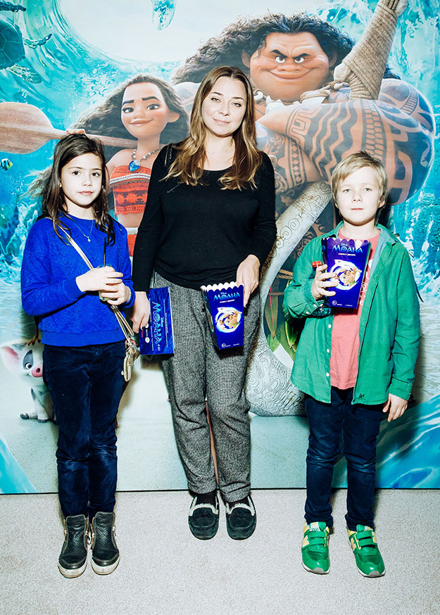 Наталья Лучанинова с детьми Гости московской премьеры анимационного фильма Disney «Моана» (фото 10)