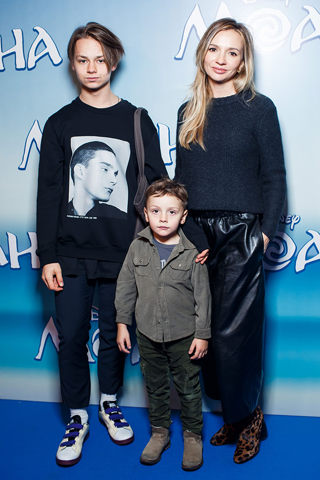 Ольга Вильшенко с детьми Гости московской премьеры анимационного фильма Disney «Моана» (фото 5)