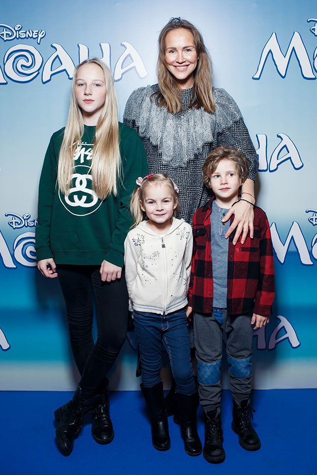 Светлана Родина с детьми Гости московской премьеры анимационного фильма Disney «Моана» (фото 7)