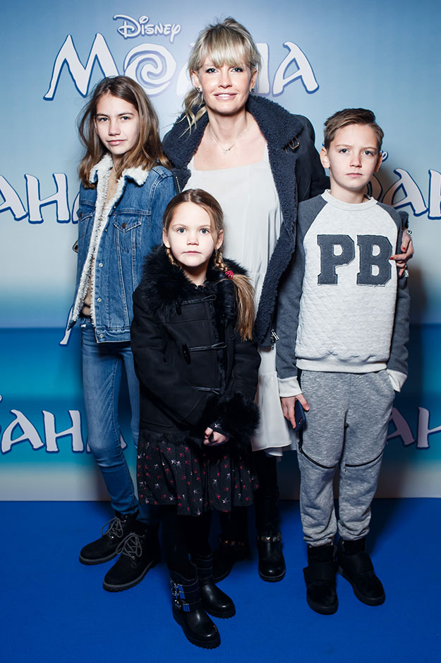 Яна Расковалова с детьми Гости московской премьеры анимационного фильма Disney «Моана» (фото 3)