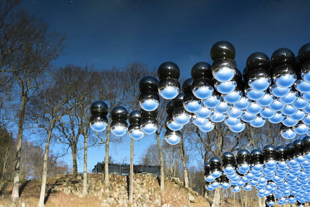 Яей Кусама "Сад нарциссов" Инсталляции Яей Кусамы можно будет увидеть в стеклянном доме Филипа Джонсона (фото 2)