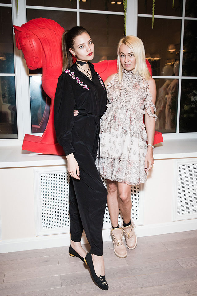 Алеся Кафельникова и Яна Рудковская Весенний коктейль Ulyana Sergeenko (фото 14)