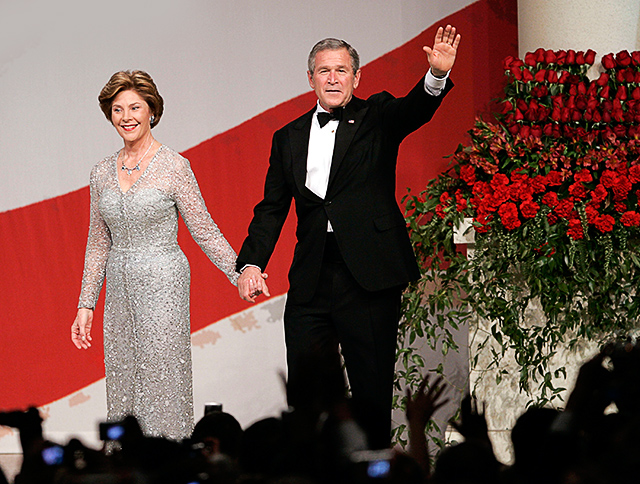 Джордж Буш проведет выставку-ретроспективу Оскара де ла Ренты (фото 1)