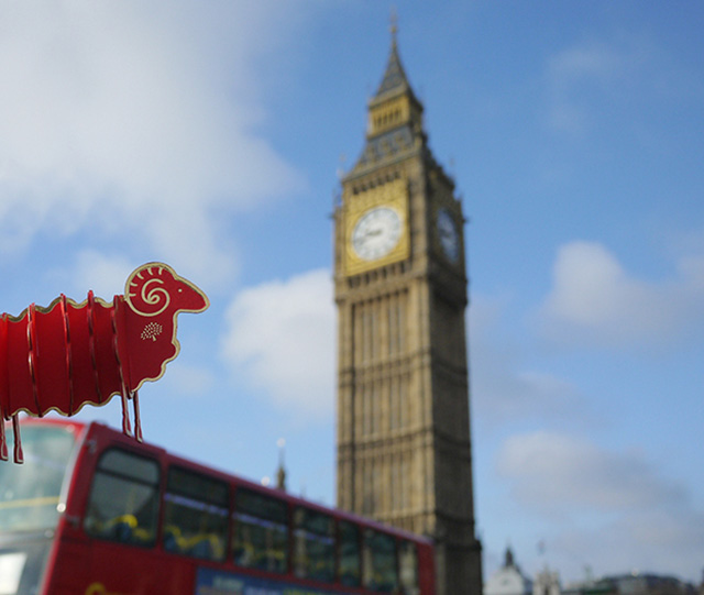 Mulberry и Кара Делевинь создали новую сумку к китайскому Новому году (фото 1)