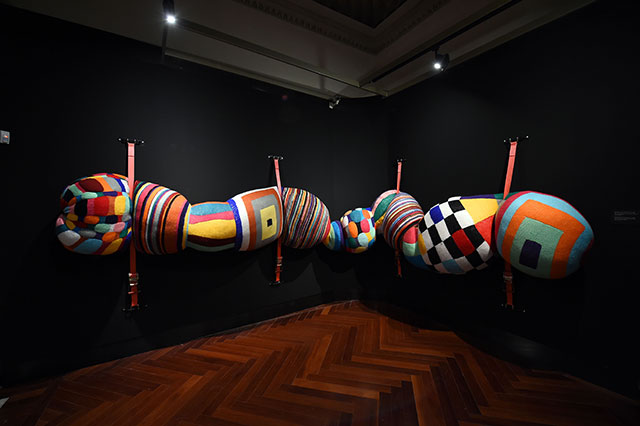 Joana Vasconcelos. Pantelmina#3, 2001 Bulgari открыл выставку SerpentiForm (фото 2)