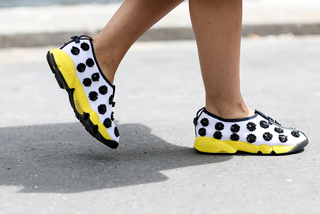 Неделя высокой моды в Париже: street style. Часть 1 (фото 9)