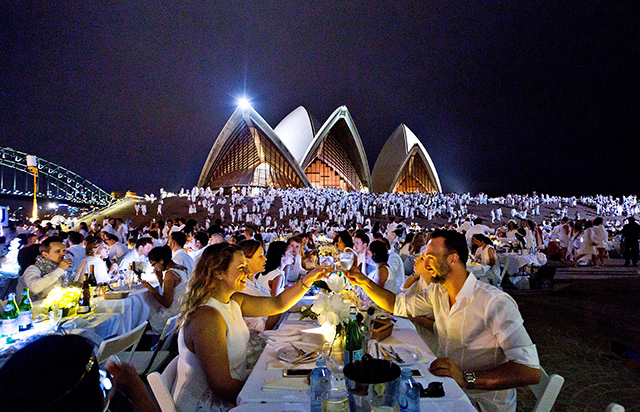 Тысячи гостей в белом у Sydney Opera House (фото 5)
