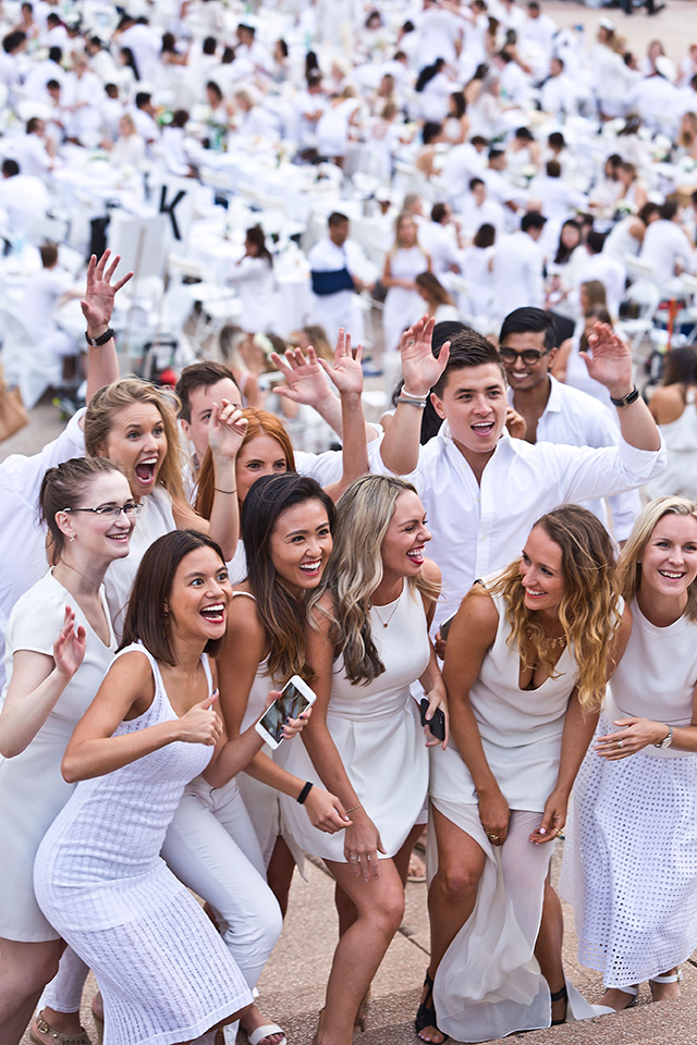 Тысячи гостей в белом у Sydney Opera House (фото 2)