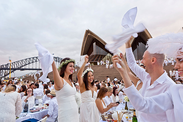 Тысячи гостей в белом у Sydney Opera House (фото 1)