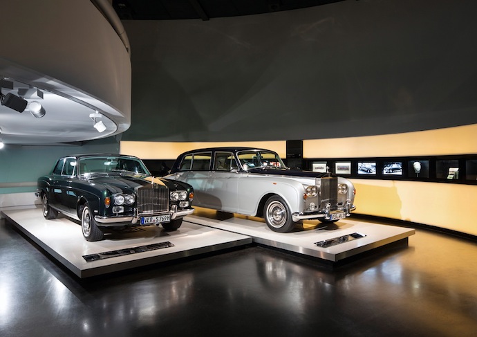Экспонаты выставки Rolls- Royce 