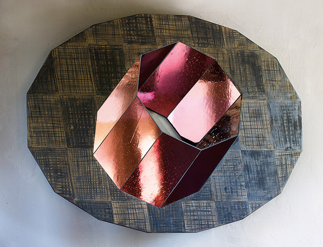 Зеркало Untitled N 16, диз. С. О. Миллер. Зеркало, пигмент, древесный уголь, лак. Galerie Fumi Негласная борьба: современное искусство и дизайн (фото 4)