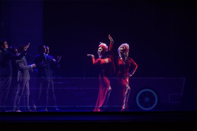 Отрывок из "Мужчины предпочитают блондинок" в балете "Пловец" Монро и Лолита на пуантах (фото 1)