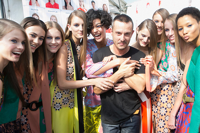 Джонатан Сондерс с моделями на показе Jonathan Saunders весна-лето 2016 Джонатан Сондерс объявил о закрытии бренда (фото 1)