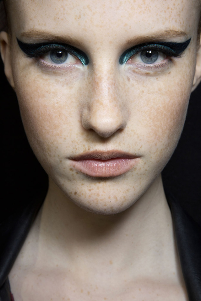 Красота в деталях: образы с показа Atelier Versace (фото 2)