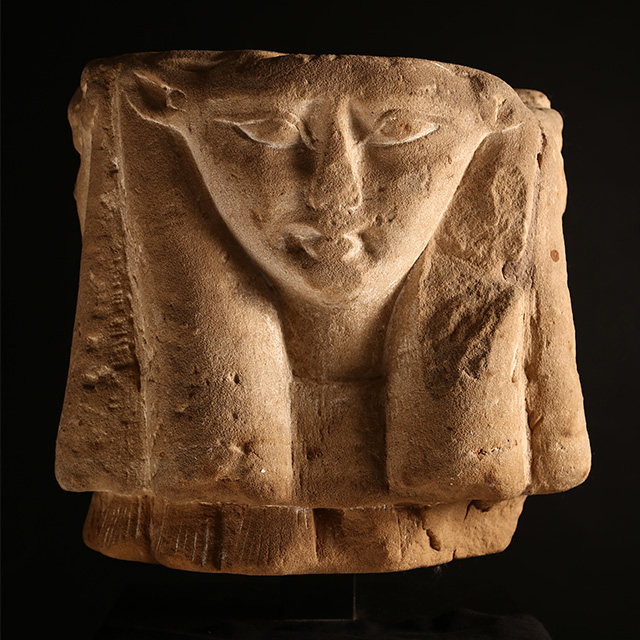 Четырехугольная капитель с изображениями богини Хатор. Известняк, Египет, Птолемеевский период, 332—30 до н. э. Галерея Axel Vervoordt Miss Sixty привлекательна как никогда: ярмарка BRAFA отмечает 60-летие (фото 6)