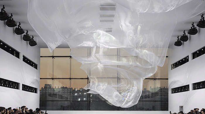 Невыносимая легкость бытия: инсталляция Шинджи Омаки на показе Louis Vuitton
