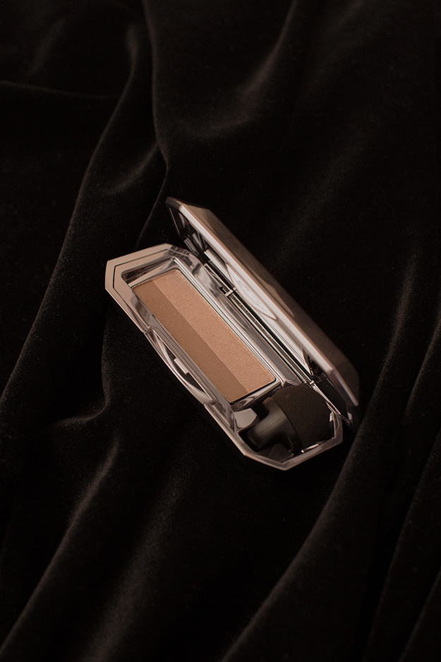 Тени Duo Shadow Blender от Benefit — выбор Buro 24/7 (фото 1)