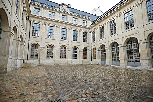 Экскурсия по штаб-квартире Céline в Париже (фото 1)