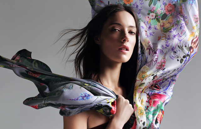 5 необычных способов носить платок в новом лукбуке Radical Chic (фото 3)