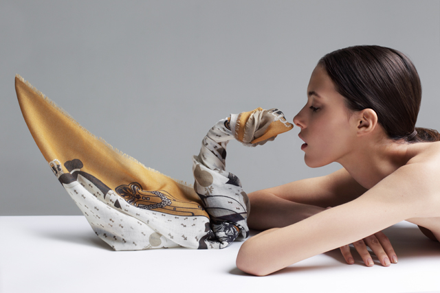 5 необычных способов носить платок в новом лукбуке Radical Chic (фото 5)