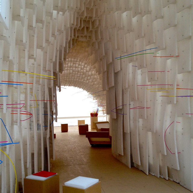 Автор самой интерактивной инсталляции — Фрэнсис Кере Диебедо (Kéré Architecture). Цветные трубочки в полиуретановый тоннель втыкают посетители выставки Обзор недели: выставка Sensing Spaces в Лондоне (фото 2)