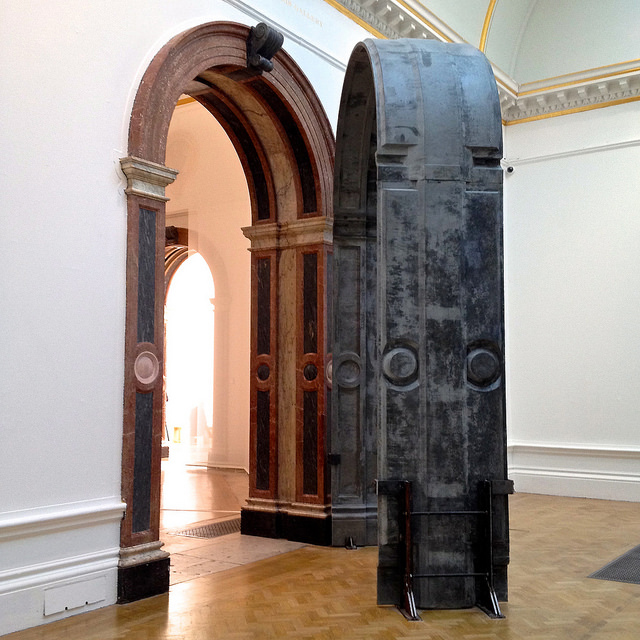 Два “отъезжающих” портала в двух залах – инсталляция Эдуардо Соуто де Моура Обзор недели: выставка Sensing Spaces в Лондоне (фото 7)