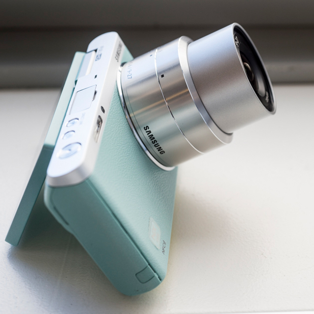 Беззеркальная "умная" камера Samsung NX Mini (фото 1)