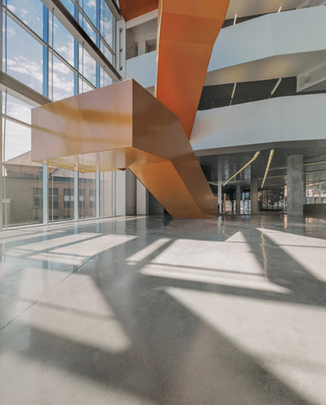 Оранжевая лестница-зигзаг в John Abbott College в Канаде (фото 4)