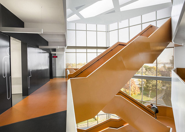 Оранжевая лестница-зигзаг в John Abbott College в Канаде (фото 3)