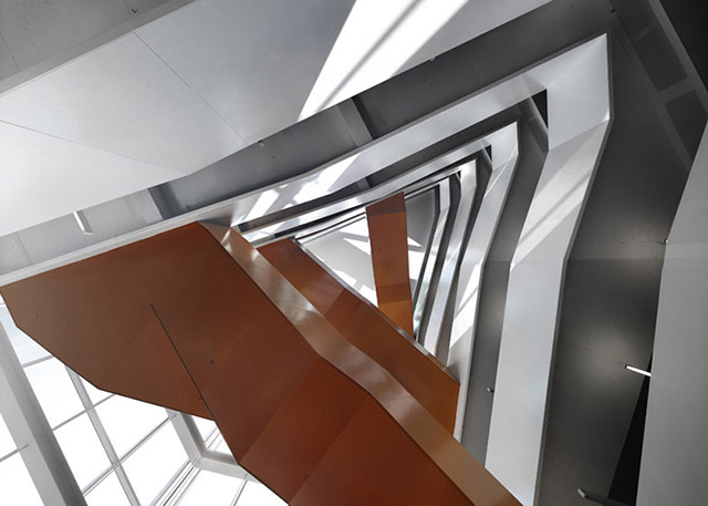 Оранжевая лестница-зигзаг в John Abbott College в Канаде (фото 2)