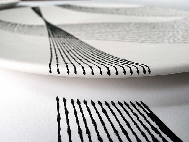 Голландский дизайнер раскрасил тарелки при помощи маятника (фото 3)