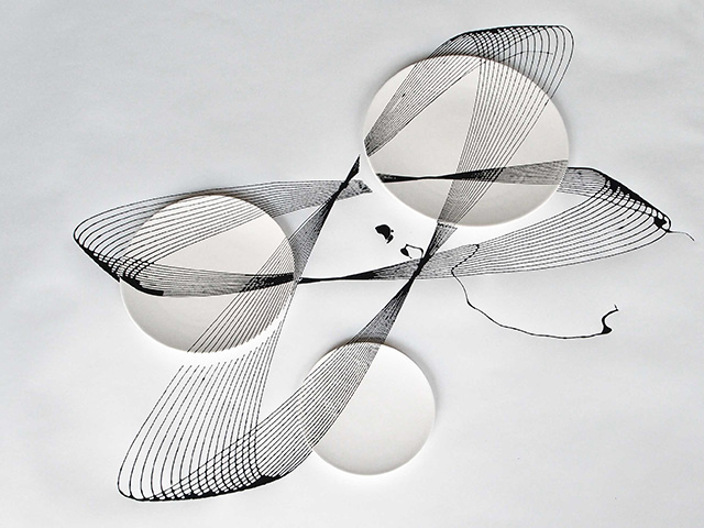 Голландский дизайнер раскрасил тарелки при помощи маятника (фото 1)