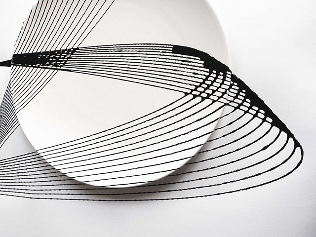 Голландский дизайнер раскрасил тарелки при помощи маятника (фото 2)