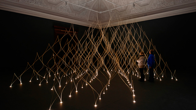 Зал, в котором бамбуковая паутина Кенго Кумы занимает центр пространства. В соседнем зале та же паутина окружает пустоту Обзор недели: выставка Sensing Spaces в Лондоне (фото 3)