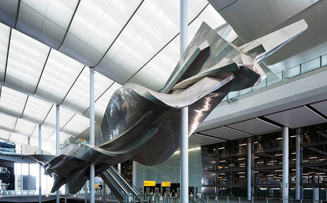 Ричард Уилсон открыл скульптуру в лондонском аэропорту Хитроу (фото 2)