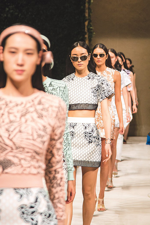 Александр Ванг провел показ Balenciaga в Пекине (фото 1)