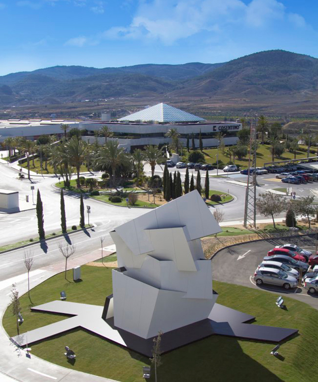 Инсталляция Beyond the Wall в Испании (фото 1)