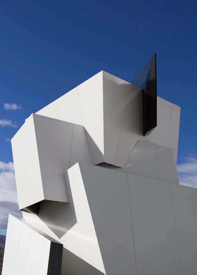 Инсталляция Beyond the Wall в Испании (фото 2)